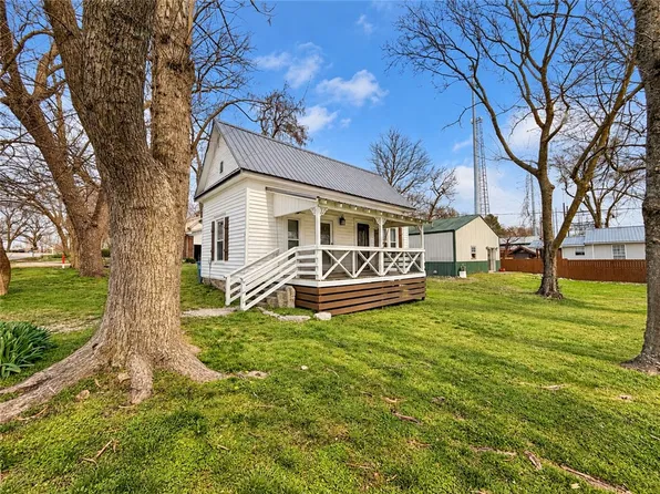 302 Akron St NE, Gravette, AR 72736