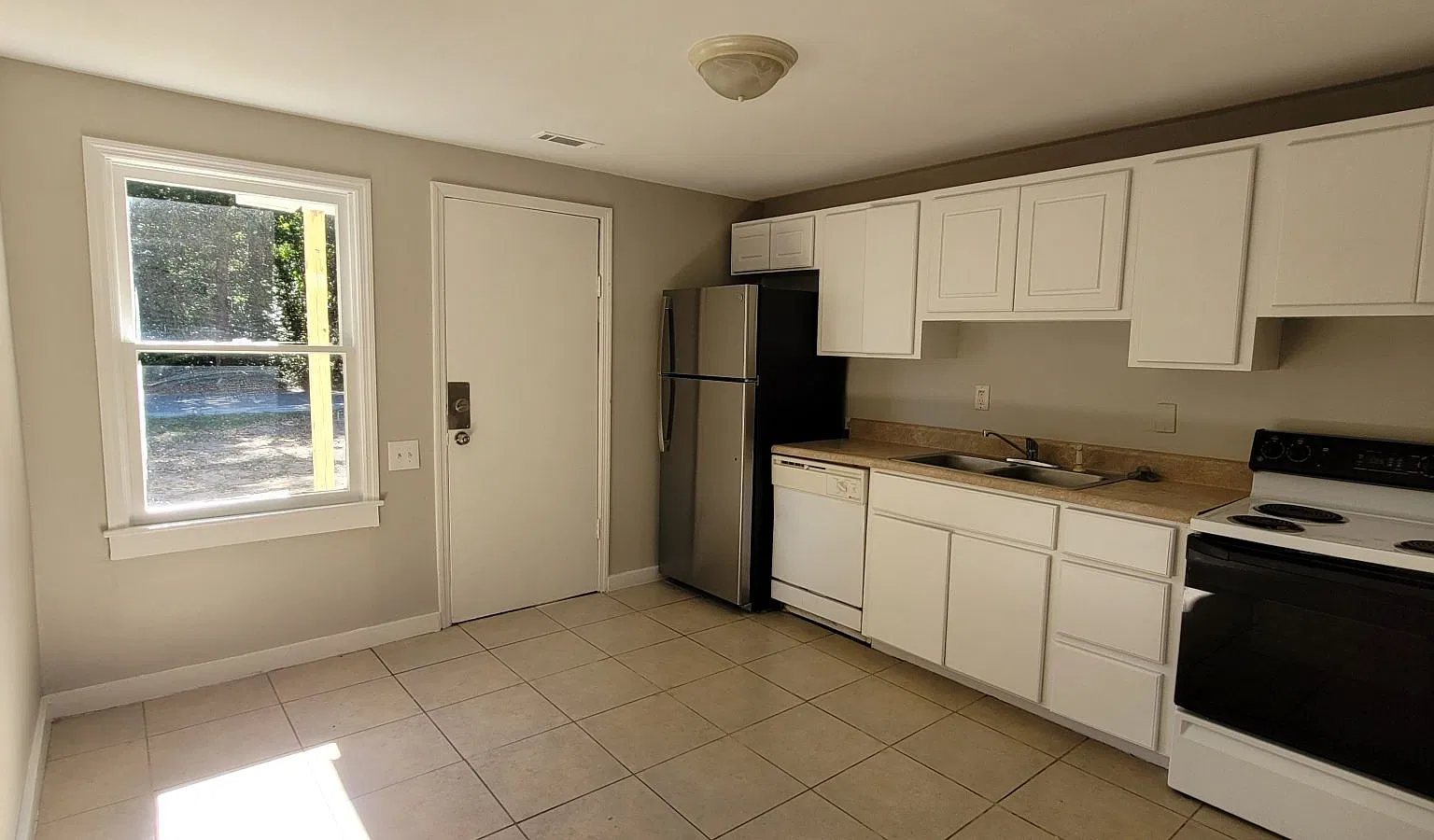 964 Brooks Ave — Photo 2