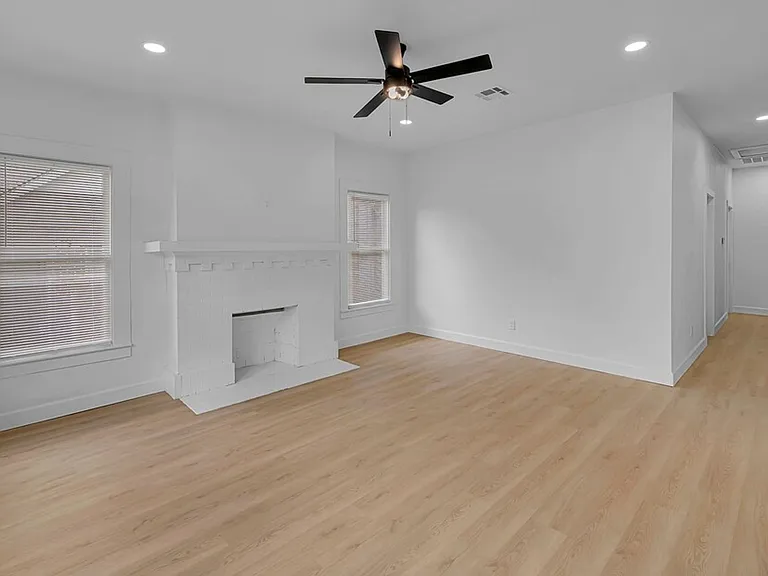 1815 Seneca Ave — Photo 3