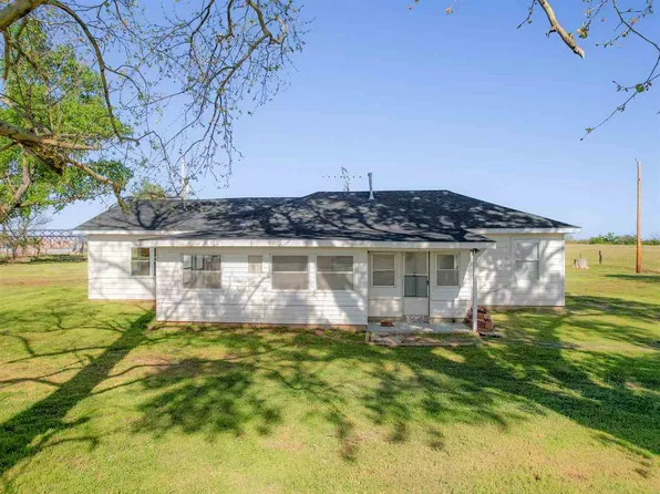 2300 W Cowboy Hill Rd, Ponca City, OK 74601