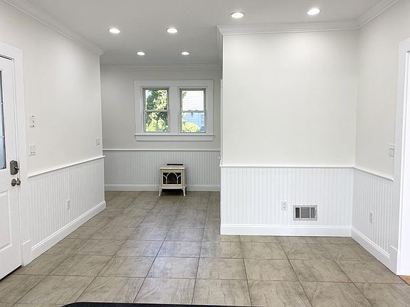 5th image of 9 Moody St #A