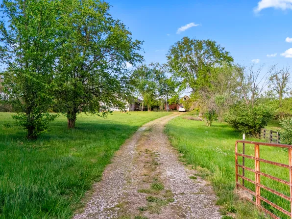 697 Goose Creek Rd, Winchester, KY 40391
