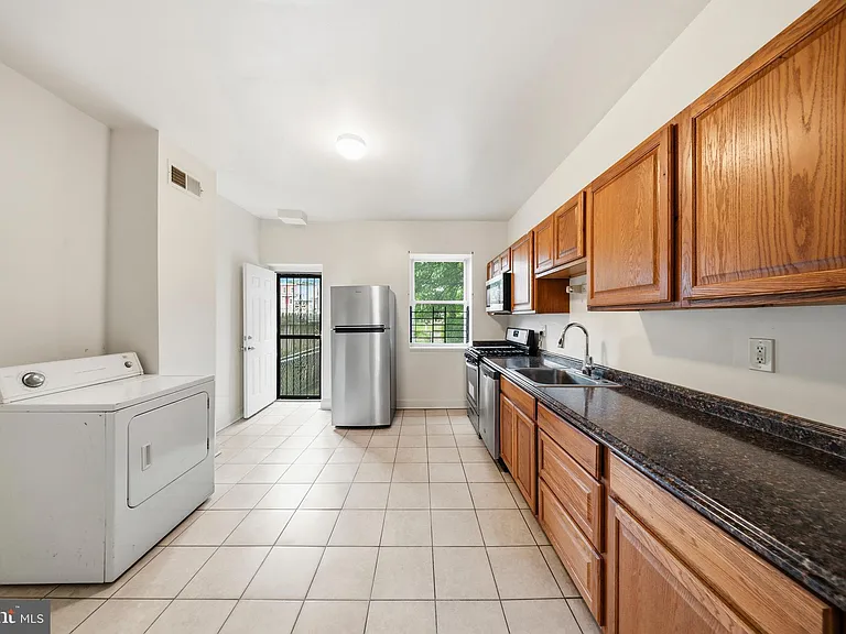 2516 W Pratt St — Photo 8