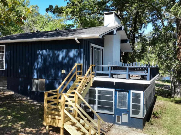 1610 W Lake Dr, Gladewater, TX 75647