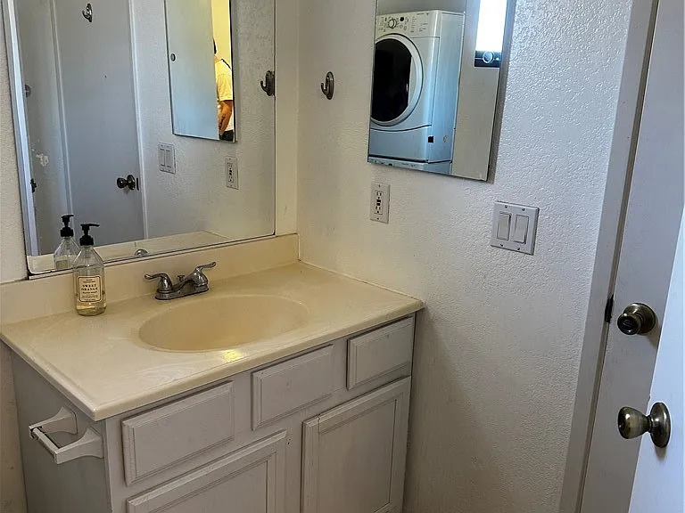 517 S Hewes St #B — Photo 12