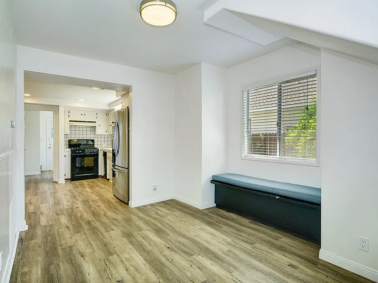 4721 Edgeware Rd — Photo 10