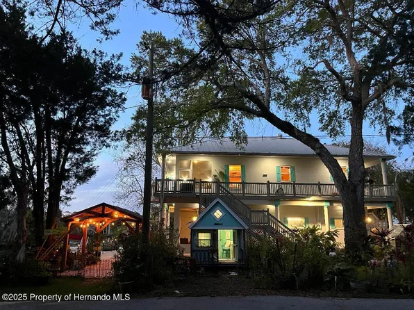 8117 River Point Dr, Weeki Wachee, FL 34607