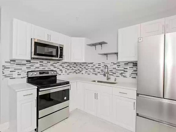 3rd image of 812 Pinewood Ct