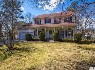 20 Chardonnay Dr, Coram, NY 11727