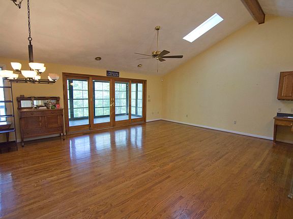 5th image of 26 Woodlake Dr