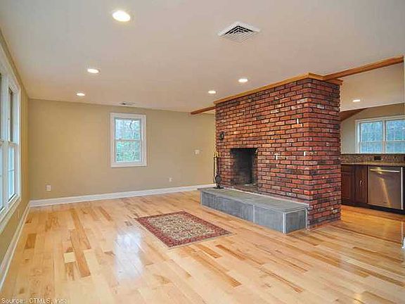 4th image of 105 Lakeshore Dr