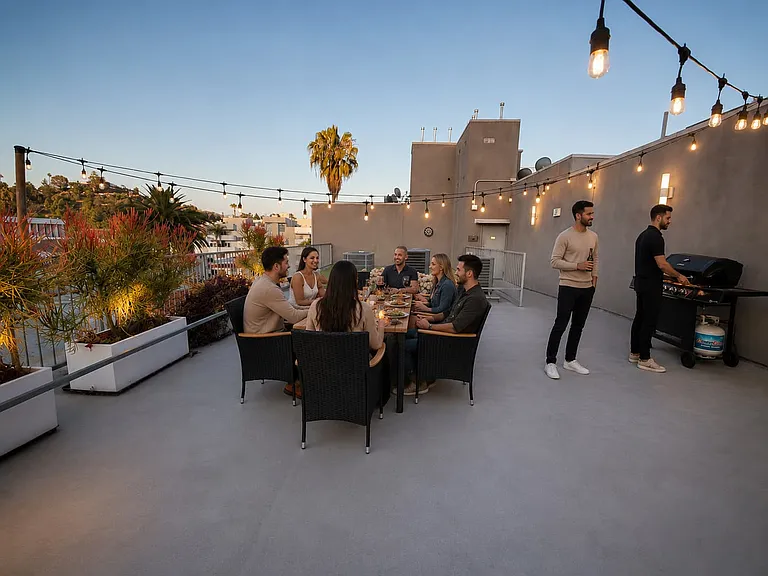 1747 N La Brea Ave — Photo 37