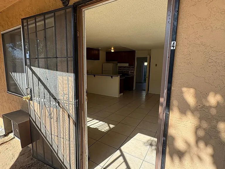 3404 Helix St — Photo 2