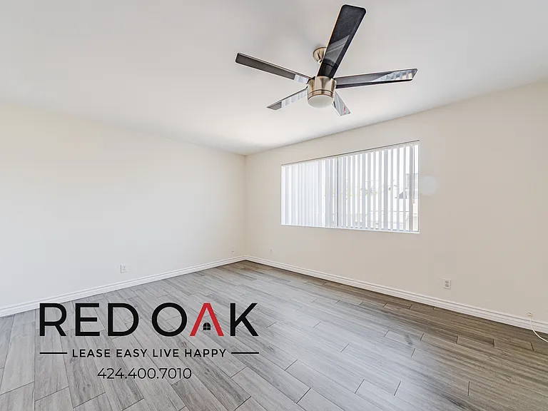 11701 Oxnard St #4 — Photo 8