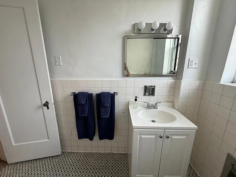 New King Edward Apartments — Photo 409