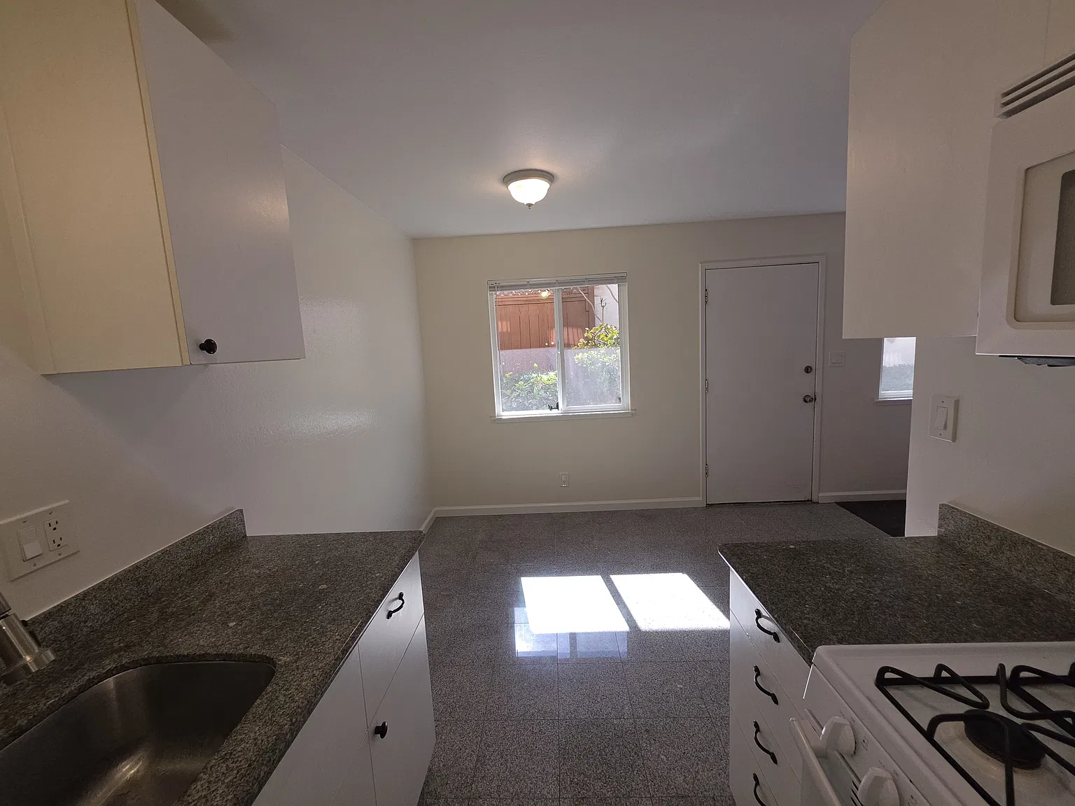 515 Kains Ave — Photo 4