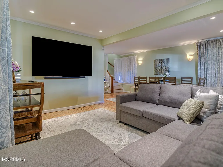 26 Heck Ave — Photo 13