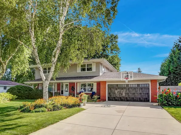 1205 Blue Dahlia ROAD, Oconomowoc, WI 53066