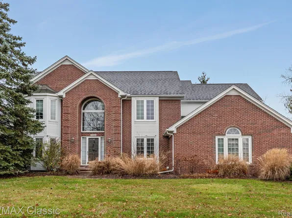 37026 Aspen Dr, Farmington Hills, MI 48335