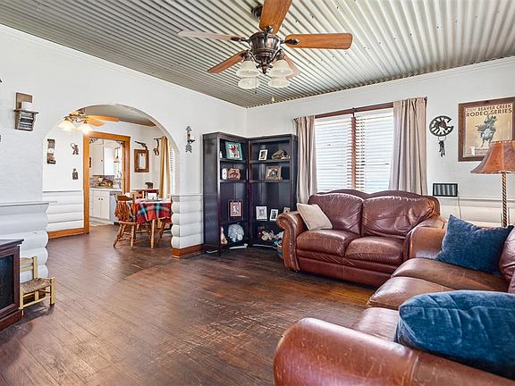 3rd image of 504 E Charles Ave