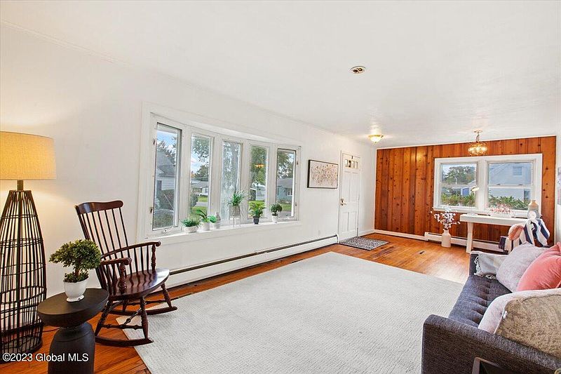 3rd image of 33 Pleasantview Avenue