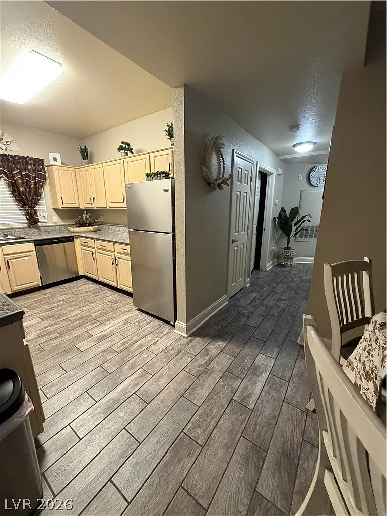 3 bed, 2.0 bath, 1131 sqft, $2,000 — Photo 3