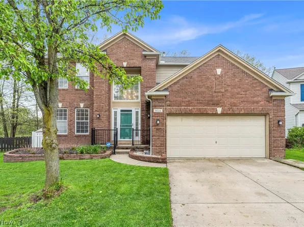 9026 Huxley Ln, Olmsted Falls, OH 44138