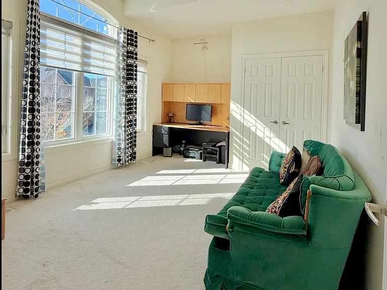 385 Royal West Dr #UPPER — Photo 8