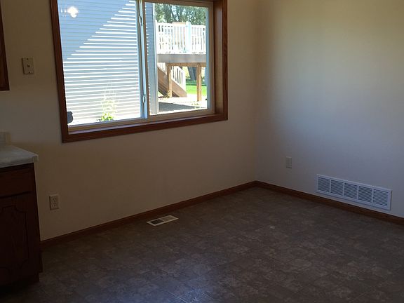 5th image of 1621 Forest Glen Cir