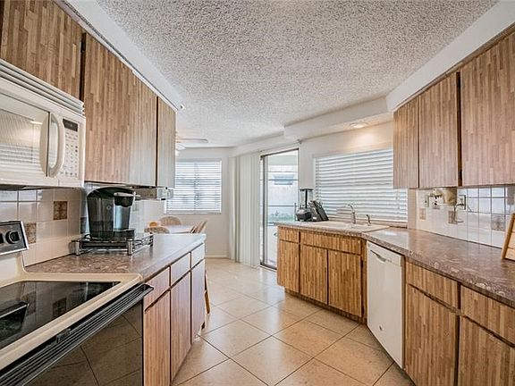 3rd image of 1051 Persimmon Dr