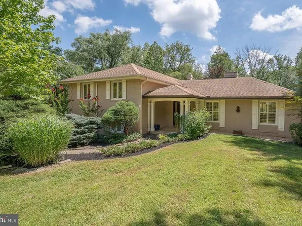 327 Strathmore Dr, Bryn Mawr, PA 19010