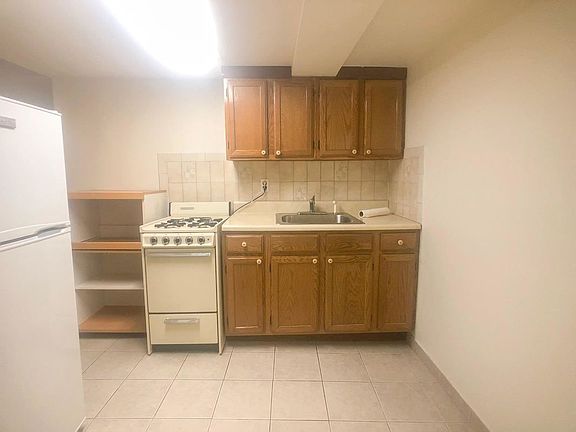 2nd image of 2351 Crescent St #1