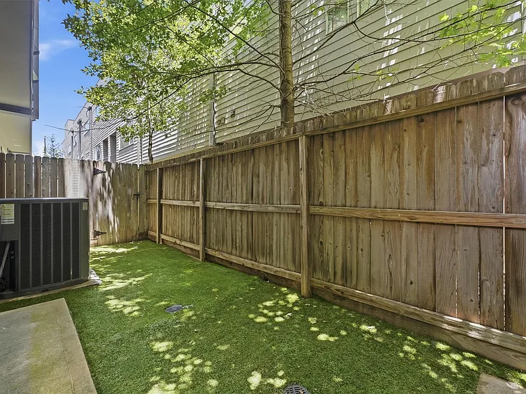 2338 Commerce St — Photo 10