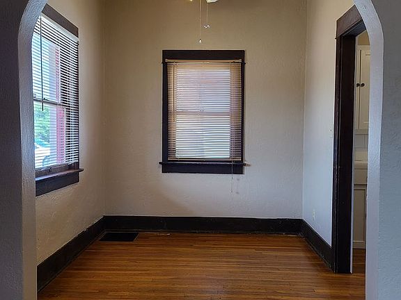 3rd image of 1137 E Elm St #33ee84c13
