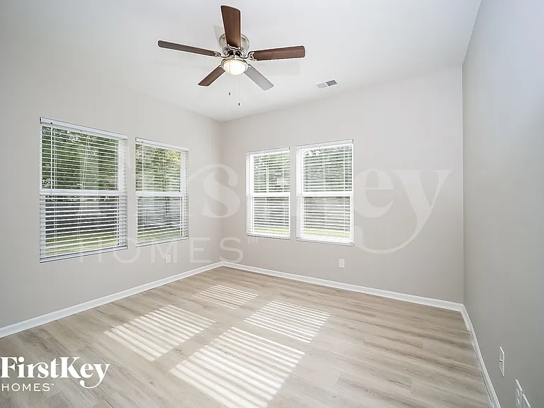 105 Breeders Ct — Photo 12