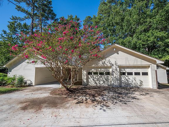 5th image of 200 Honeysuckle Ln