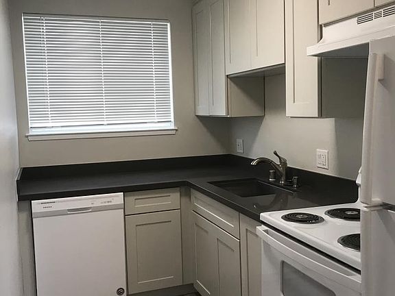 3rd image of 445 Esplanade Ave