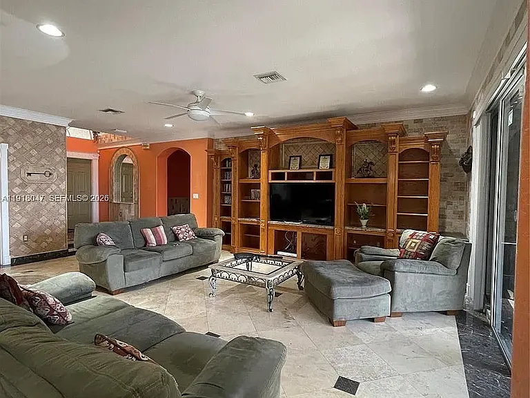 232 SW 7th Ave — Photo 8