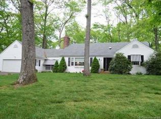 10 Oak Ridge Ln, West Hartford, CT 06107