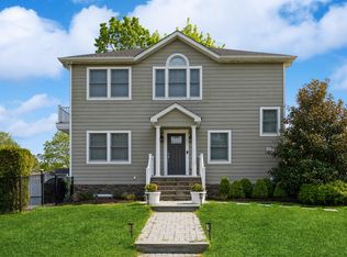 300 Fiddler Ln, Greenport, NY 11944