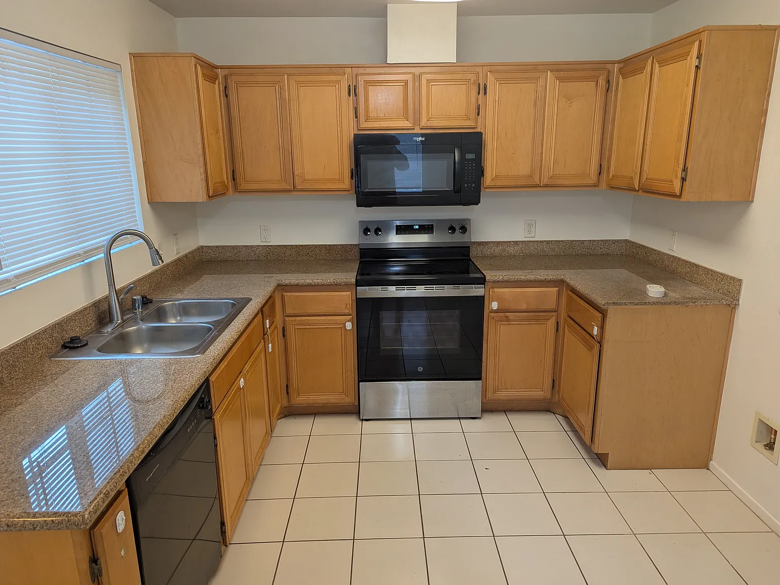 600 E Hosking Ave — Photo 2