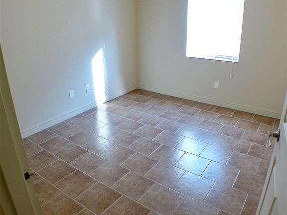 5th image of 448 Simcoe St #107