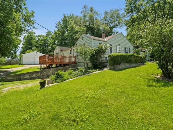 303 NE 74th St, Gladstone, MO 64118