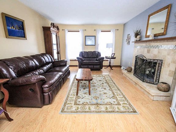 3rd image of 19 Stonehedge Dr