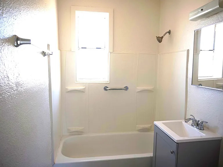 557 Graham Dr — Photo 8