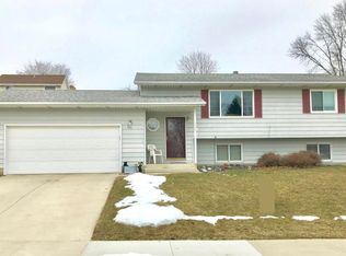 725 37th St SW, Rochester, MN 55902