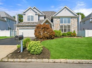 48 Peachtree Court, Holtsville, NY 11742