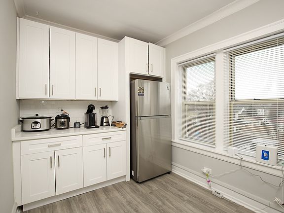 4th image of 5119 W Montrose Ave #B4