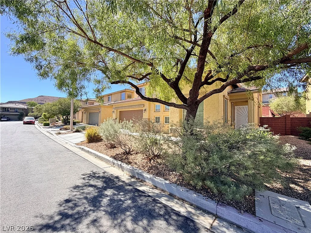 3 bed, 3.0 bath, 2406 sqft, $2,550 — Photo 2