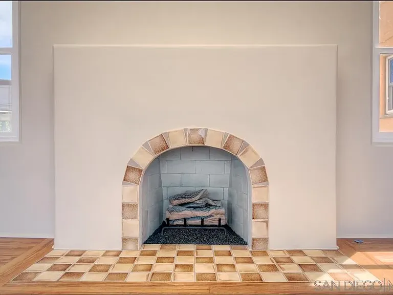 4388 Middlesex Dr — Photo 6